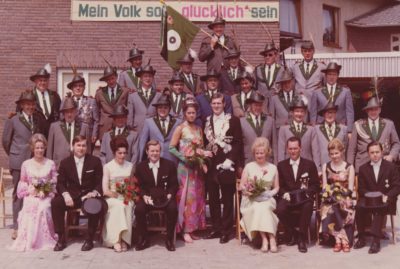 Gruppenbild mit Vorstand und Hofstaat im Jahr 1971. Motto des Königs: Mein Volk soll glücklich sein.