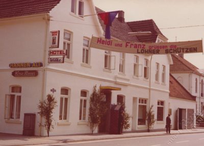 Das festlich geschmückte Hotel Wilke an der Brinkstraße